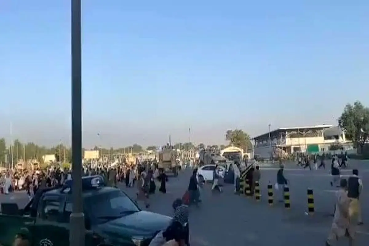 جمع آوری اجساد و مجروحان شلوغی های اخیر فرودگاه کابل  + فیلم