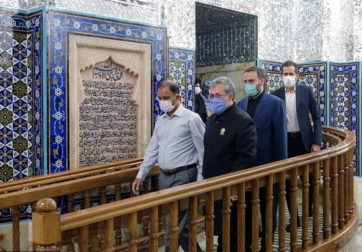تشرف فرمانده نیروی دریایی ارتش پاکستان به حرم مطهر رضوی+تصویر