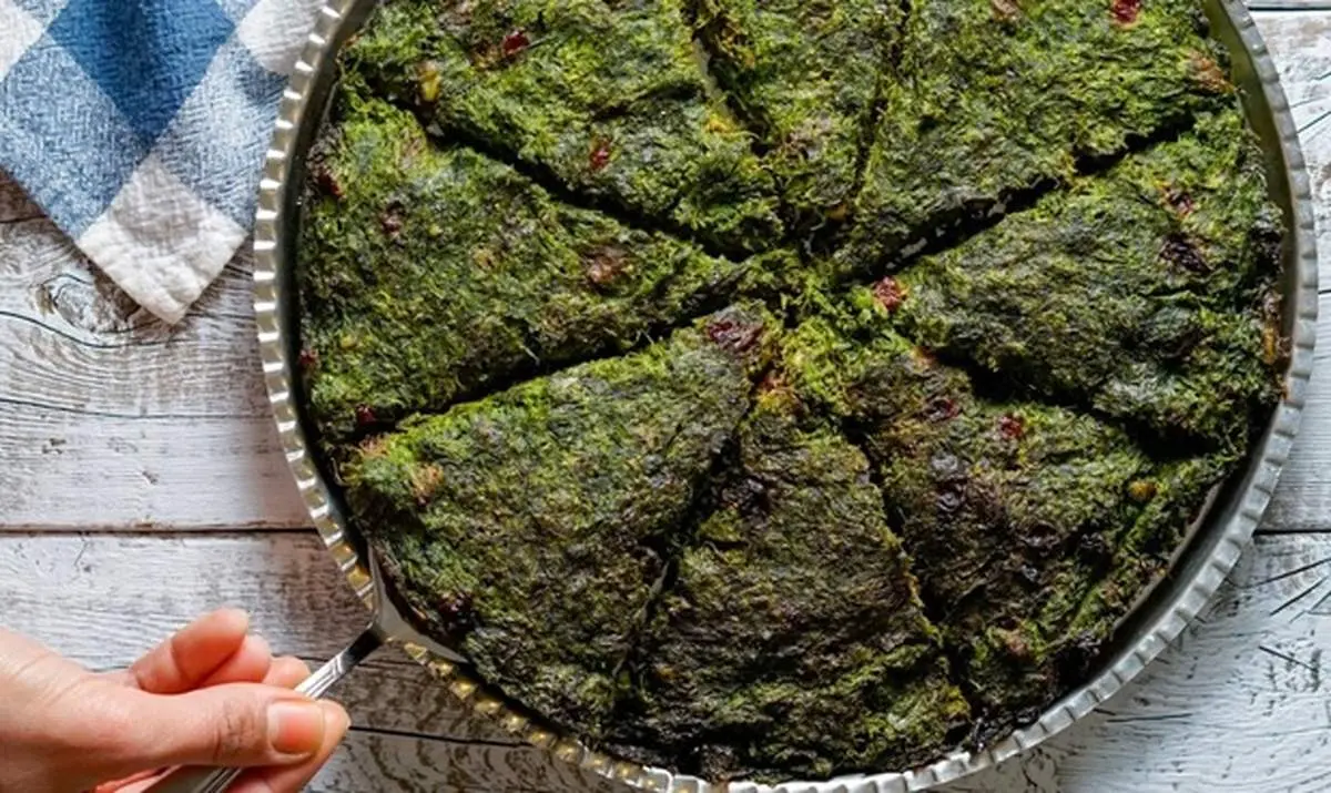 طرز تهیه کوکو تره تبریزی با زرشک و گردو