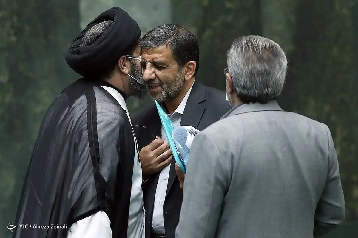 ضرغامی بدون «ماسک» در آغوش نماینده جانباز شیمیایی مجلس + عکس