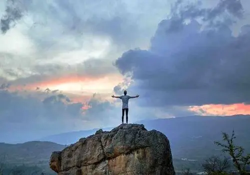 
۱۰ رفتار افرادی که عزت نفس پایینی دارند
