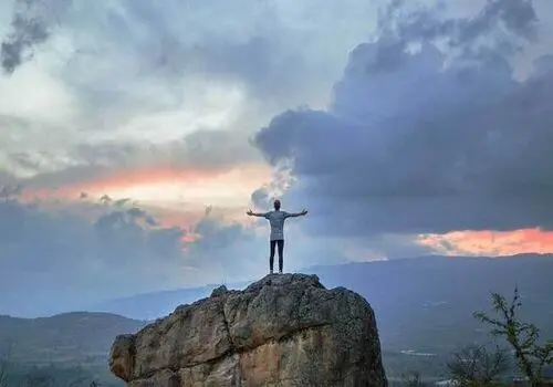 
۱۰ رفتار افرادی که عزت نفس پایینی دارند
