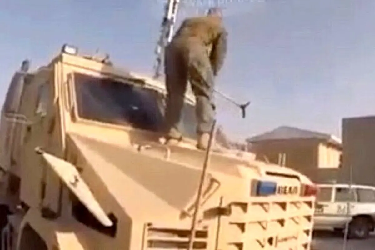 تخریب تجهیزات نظامی توسط ارتش آمریکا پیش از ترک افغانستان + فیلم