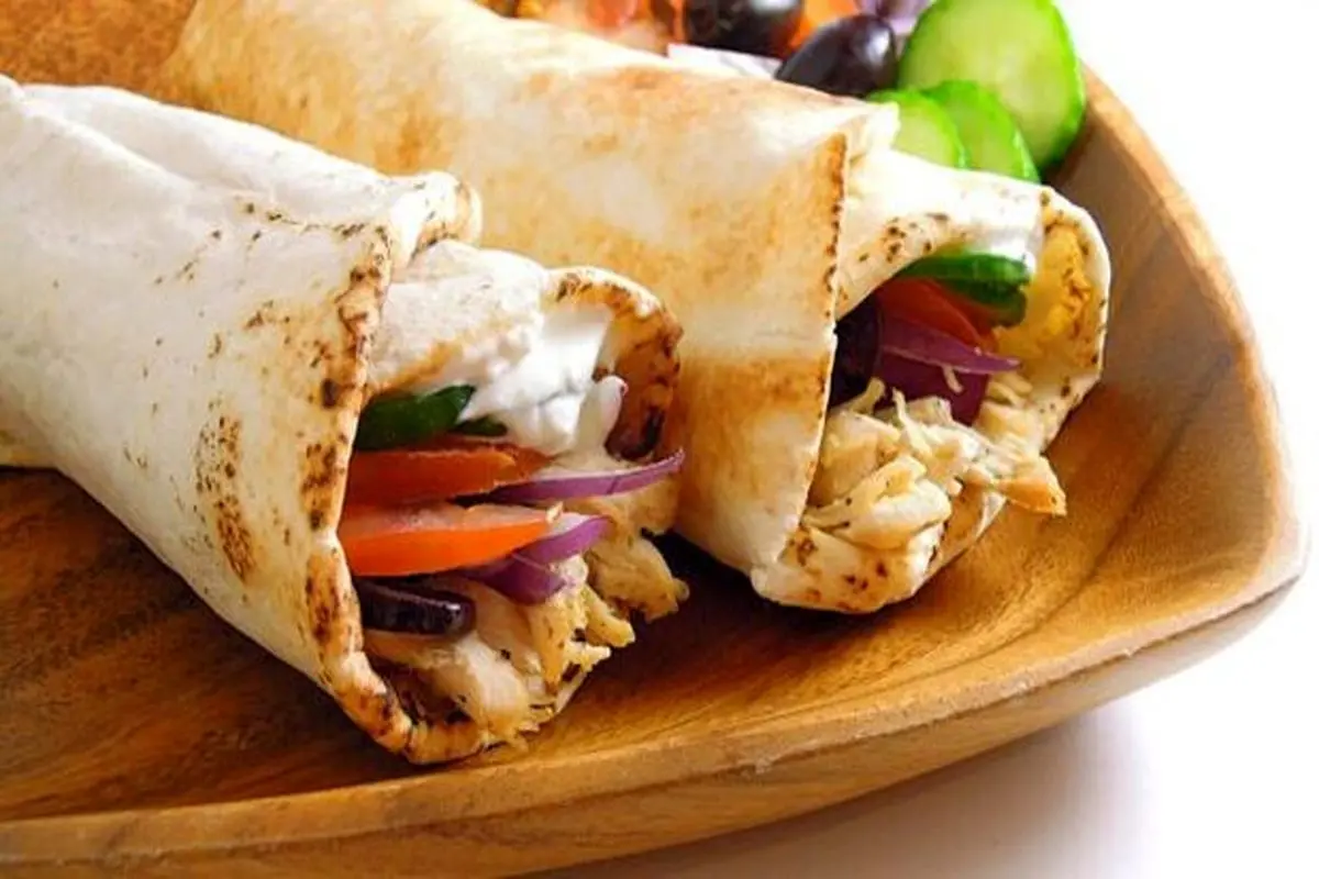 طرز تهیه ساندویچ رپ مرغ یونانی لذیذ