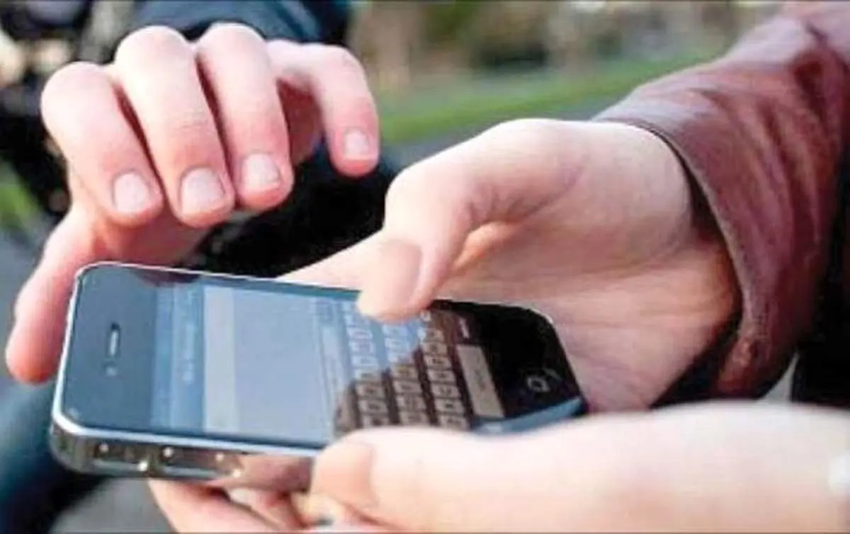 لحظه سرقت موبایل توسط سارق لاغر اندام+فیلم