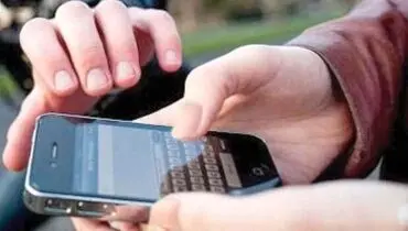 لحظه سرقت موبایل توسط سارق لاغر اندام+فیلم