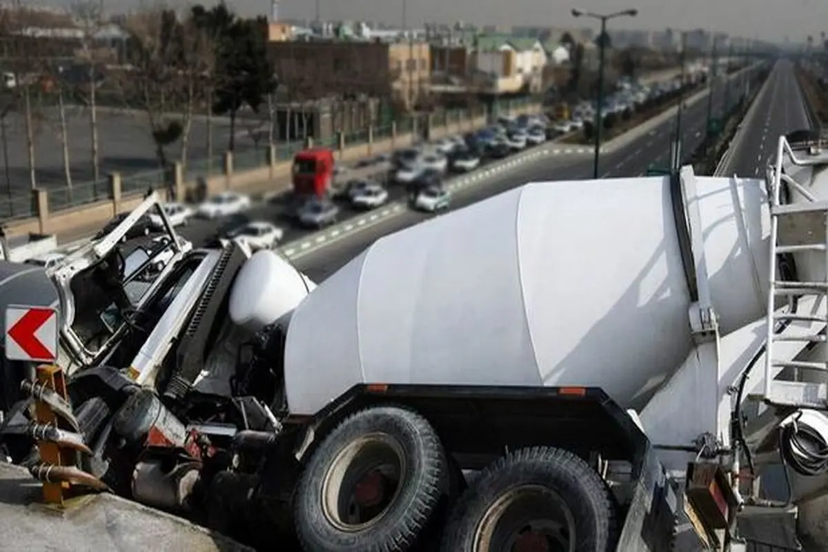 لحظه سقوط وحشتناک کامیون میکسر بتن از روی پل در روسیه + فیلم