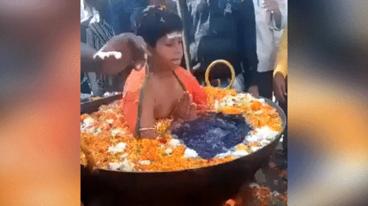 کودک نشسته در دیگ روغن جوشان! + فیلم