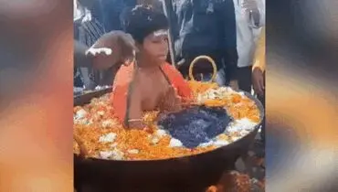 کودک نشسته در دیگ روغن جوشان! + فیلم