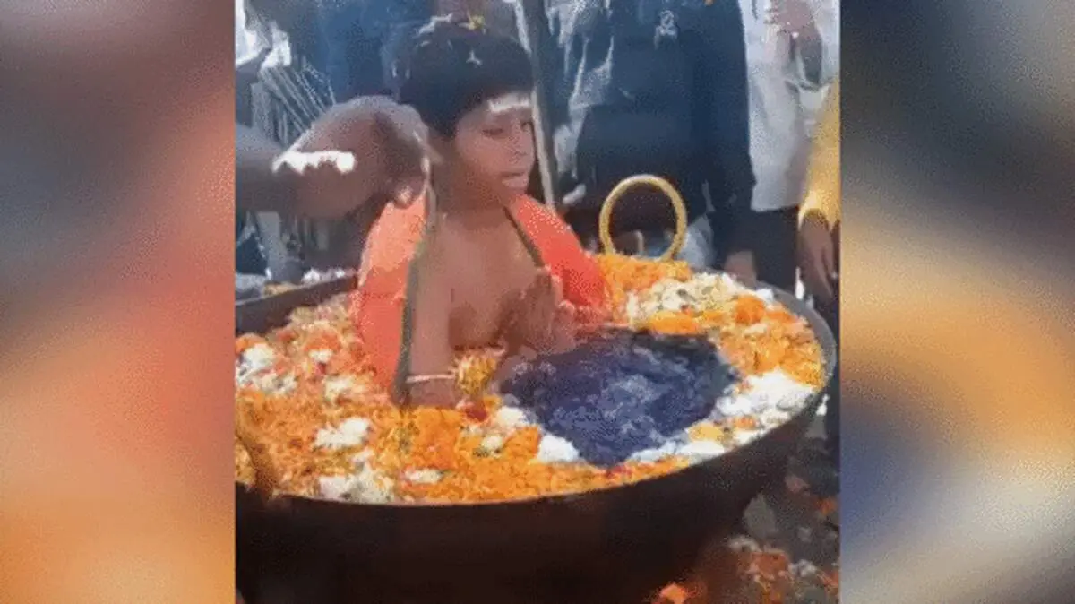 کودک نشسته در دیگ روغن جوشان! + فیلم