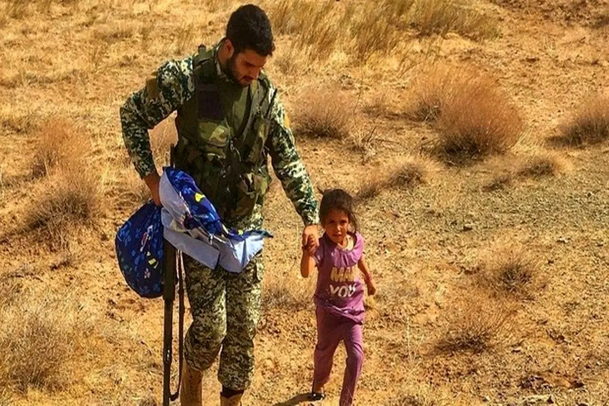 عکسی از مهربانی ارتش ایران با کودک افغان یتیم شده به دست طالبان