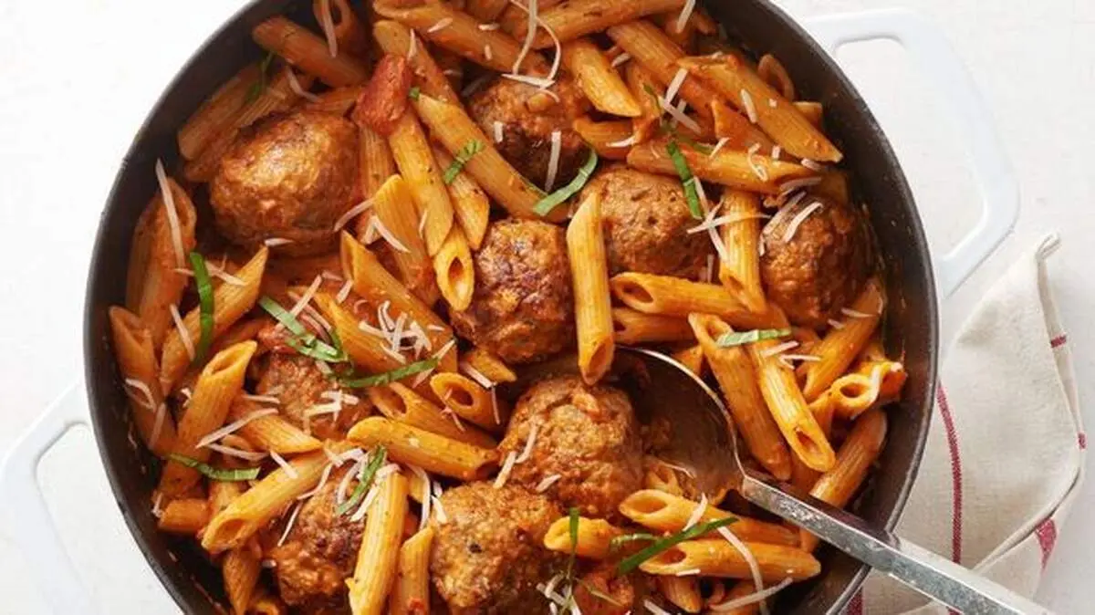 طرز تهیه پاستا خامه ای گوجه فرنگی همراه با سوسیس