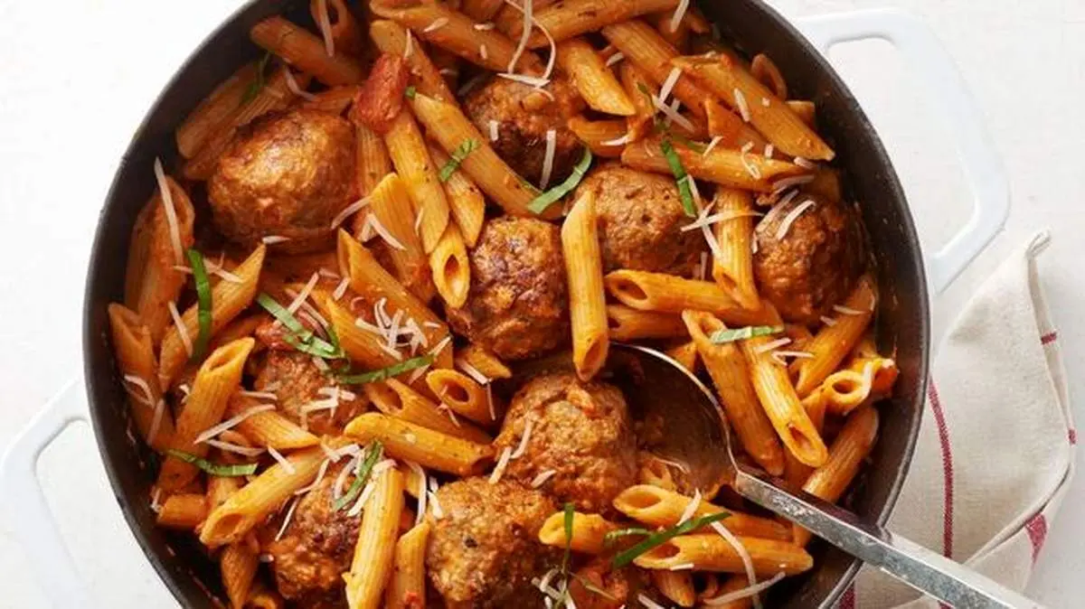 طرز تهیه پاستا خامه ای گوجه فرنگی همراه با سوسیس