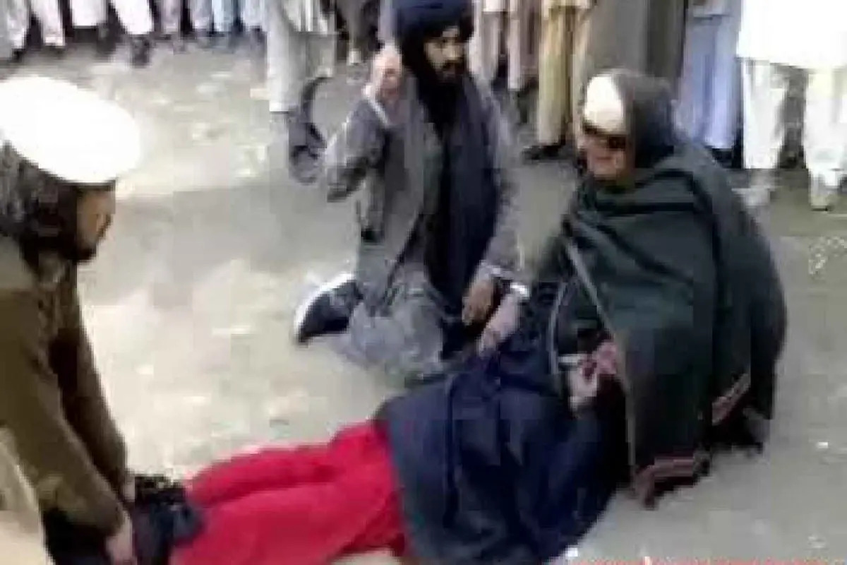 شلاق زدن یک دختر باحجاب به خاطر پوشیدن شلوار قرمز توسط طالبان + فیلم