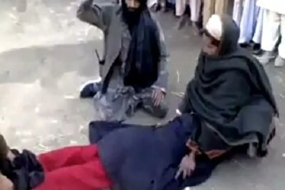 صحنه دلخراش شلاق زدن یک دختر باحجاب به خاطر پوشیدن شلوار قرمز توسط طالبان+ ویدئو