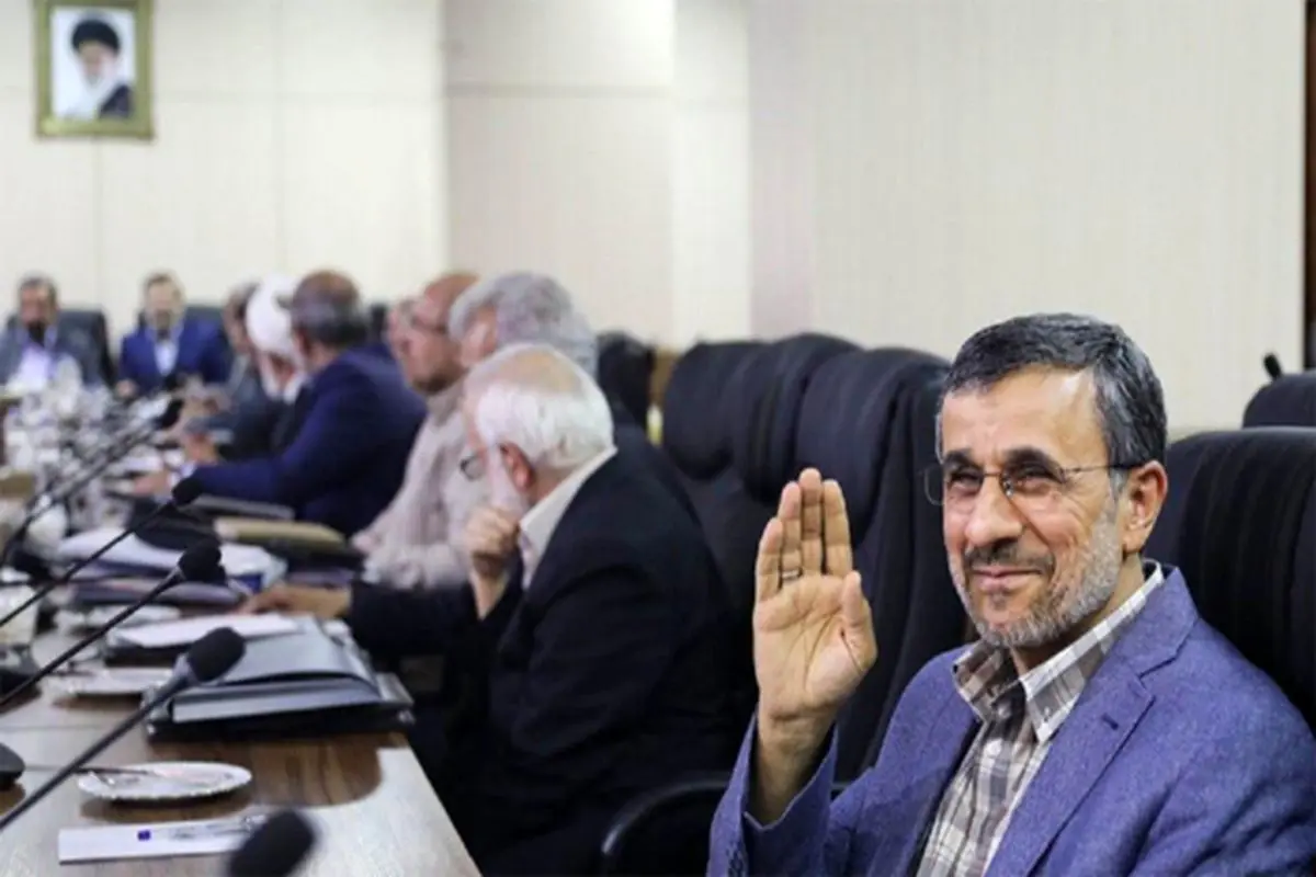 تیپ جدید و جنجالی احمدی نژاد در جلسه مجمع تشخیص + عکس