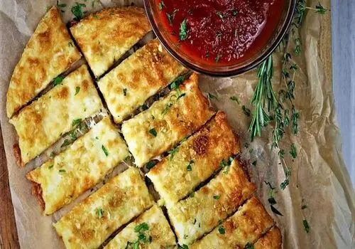نان سیر رستورانی با پنیر؛ ۶ مرحله ساده برای یک نان پف‌دار و کش‌دار