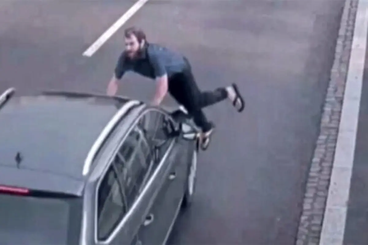 خودکشی عجیب یک مرد با پریدن جلوی ماشین! + فیلم