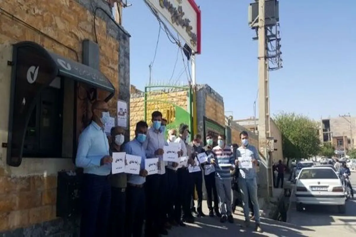 تجمع اعتراضی فرهنگیان مقابل آموزش و پرورش در واکنش به عدم اجرای رتبه بندی معلمان