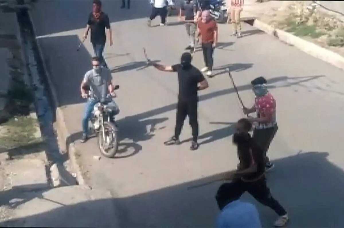 لحظه حمله وحشیانه اراذل و اوباش به زنان بی‌دفاع در گلستان + فیلم
