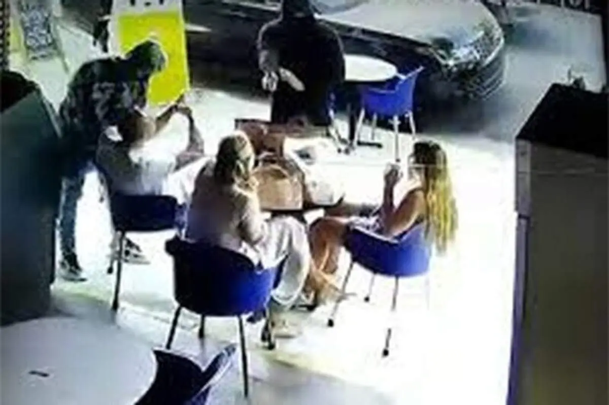 لحظه عجیب سرقت مسلحانه از یک خانواده آمریکایی حین نوشیدن قهوه! + فیلم
