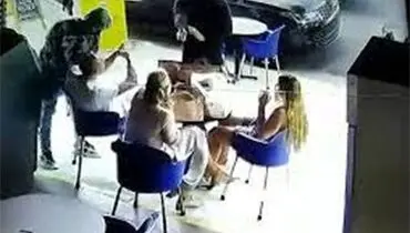 لحظه عجیب سرقت مسلحانه از یک خانواده آمریکایی حین نوشیدن قهوه! + فیلم