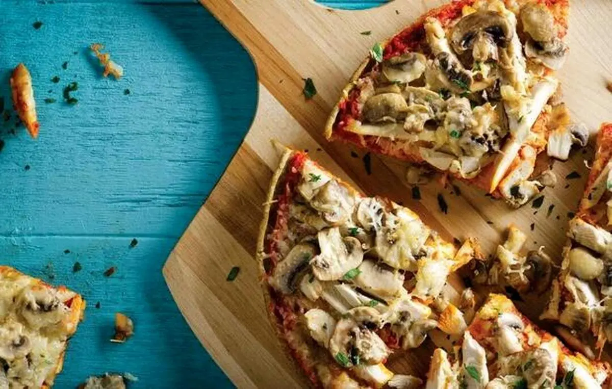 طرز تهیه پیتزا مرغ و قارچ رستورانی مرحله به مرحله