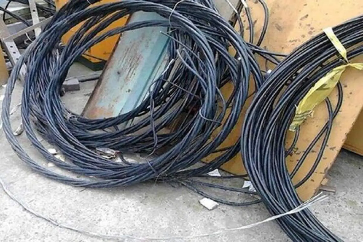 سرقت کابل‌های تلفن در بهبهان توسط دختر و پسر جوان + فیلم