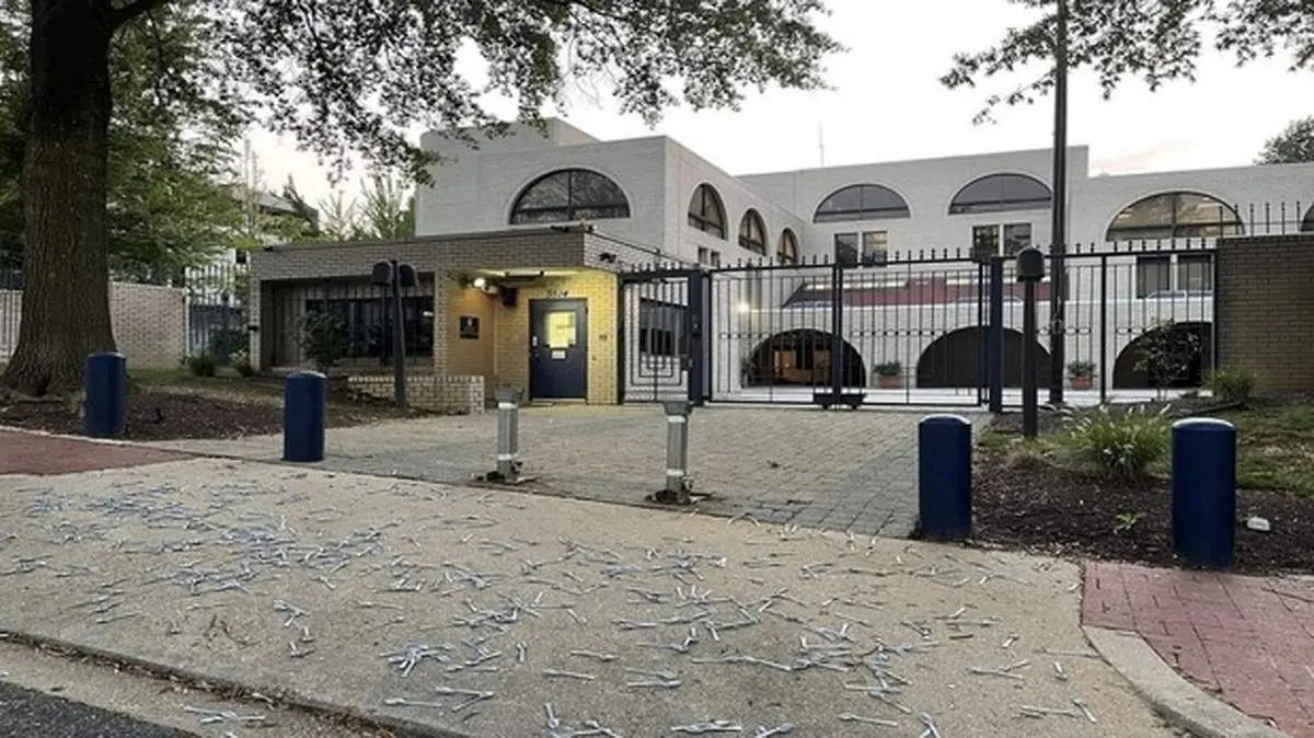 فعالان حقوق بشری سفارت رژیم صهیونیستی در واشنگتن را «قاشق» باران کردند!+فیلم