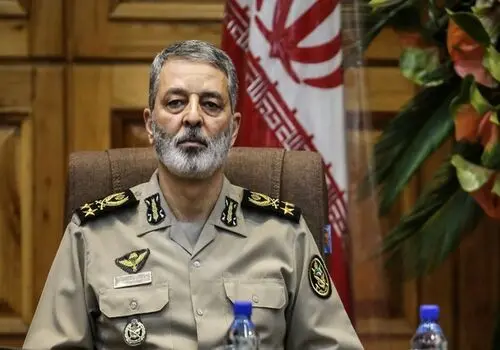  «امیر عبدالرحیم موسوی» در کنار پدرش در یک مراسم؛ سال 95