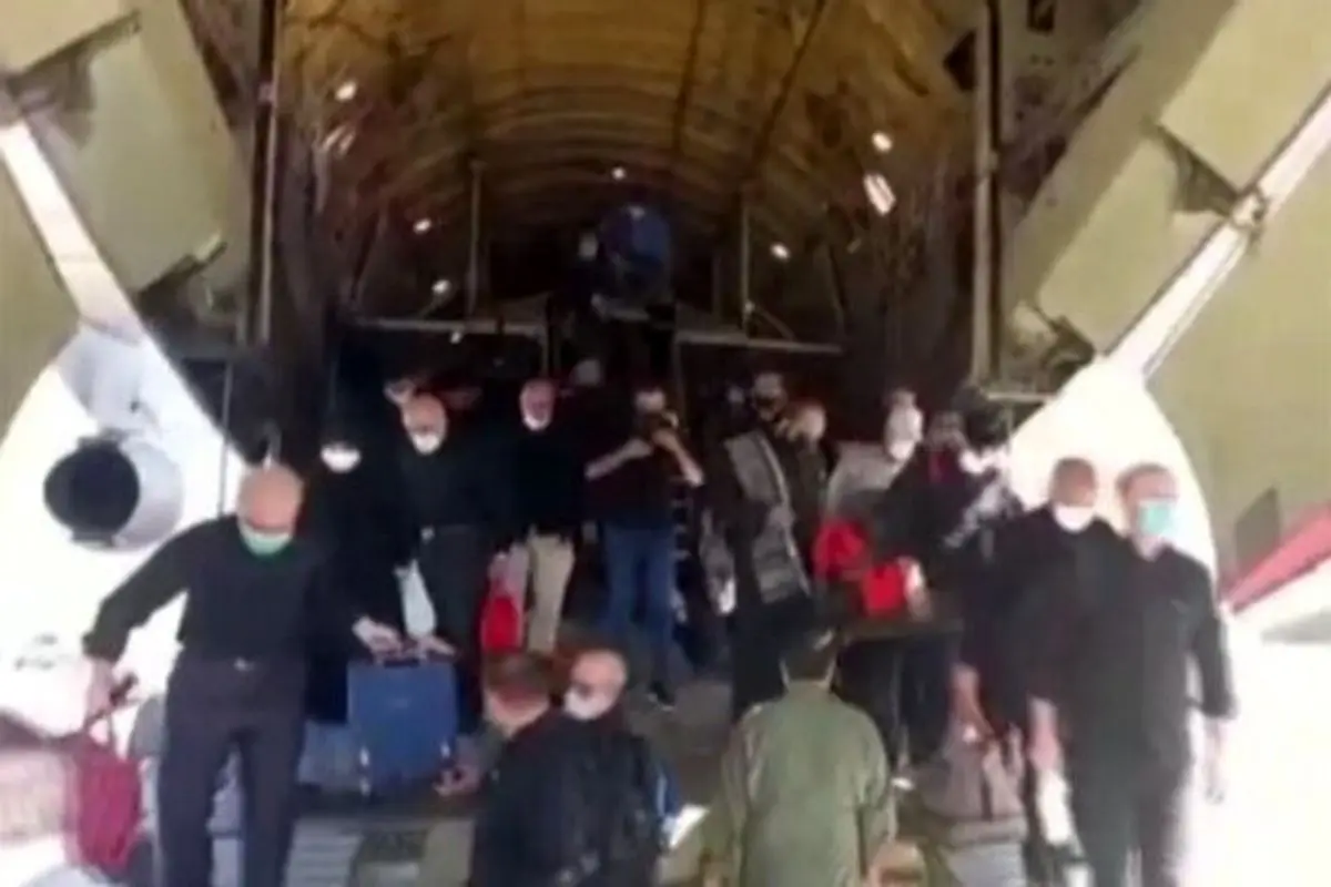 فیلمی از لحظه پیاده شدن زائران از هواپیمای باری تهران به نجف + ویدیو