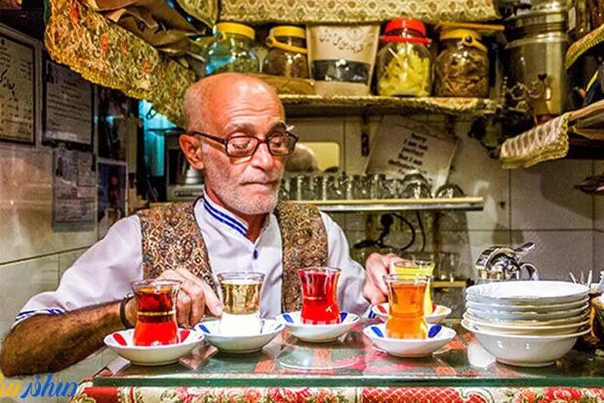 گشتی در کوچک‌ترین چایخانه دنیا در بازار تهران + فیلم