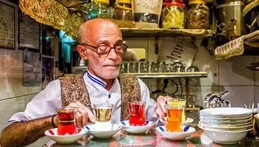 گشتی در کوچک‌ترین چایخانه دنیا در بازار تهران + فیلم
