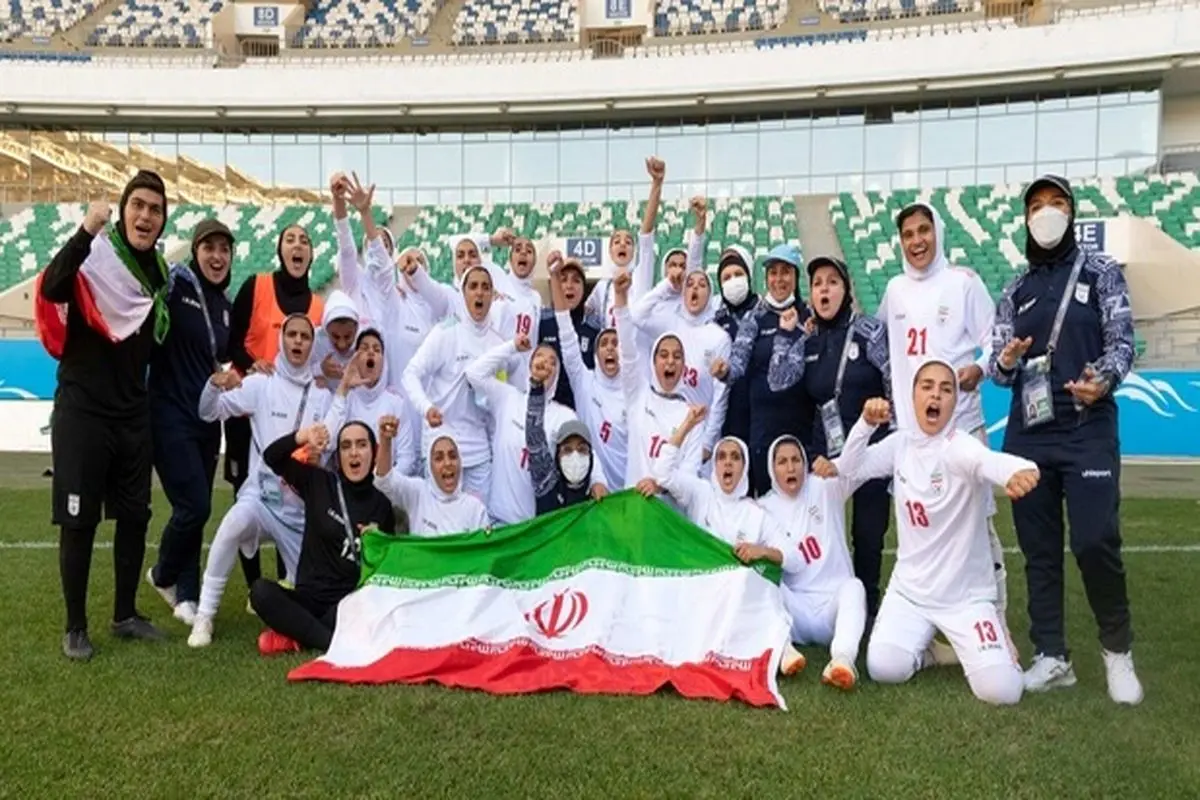 جشن صعود؛ سجده تماشایی دختران ملی‌پوشان بر پرچم ایران +عکس