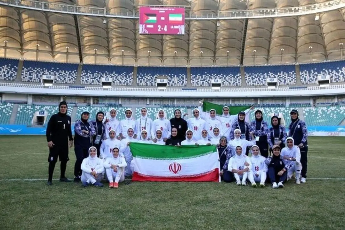 از جنجال «کت و شلوار» شیک دختران فوتبال ایران تا همخوانی «جاوید وطن» در جشن صعود + فیلم