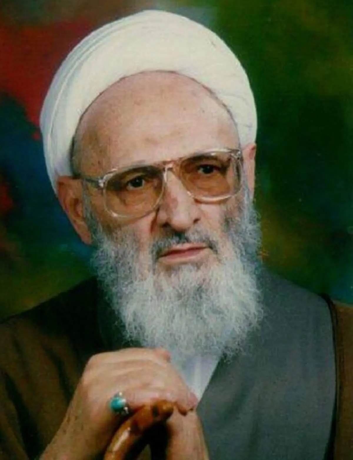 رهبر انقلاب بر پیکر پاک علامه "حسن‌زاده آملی" نماز می‌خواند