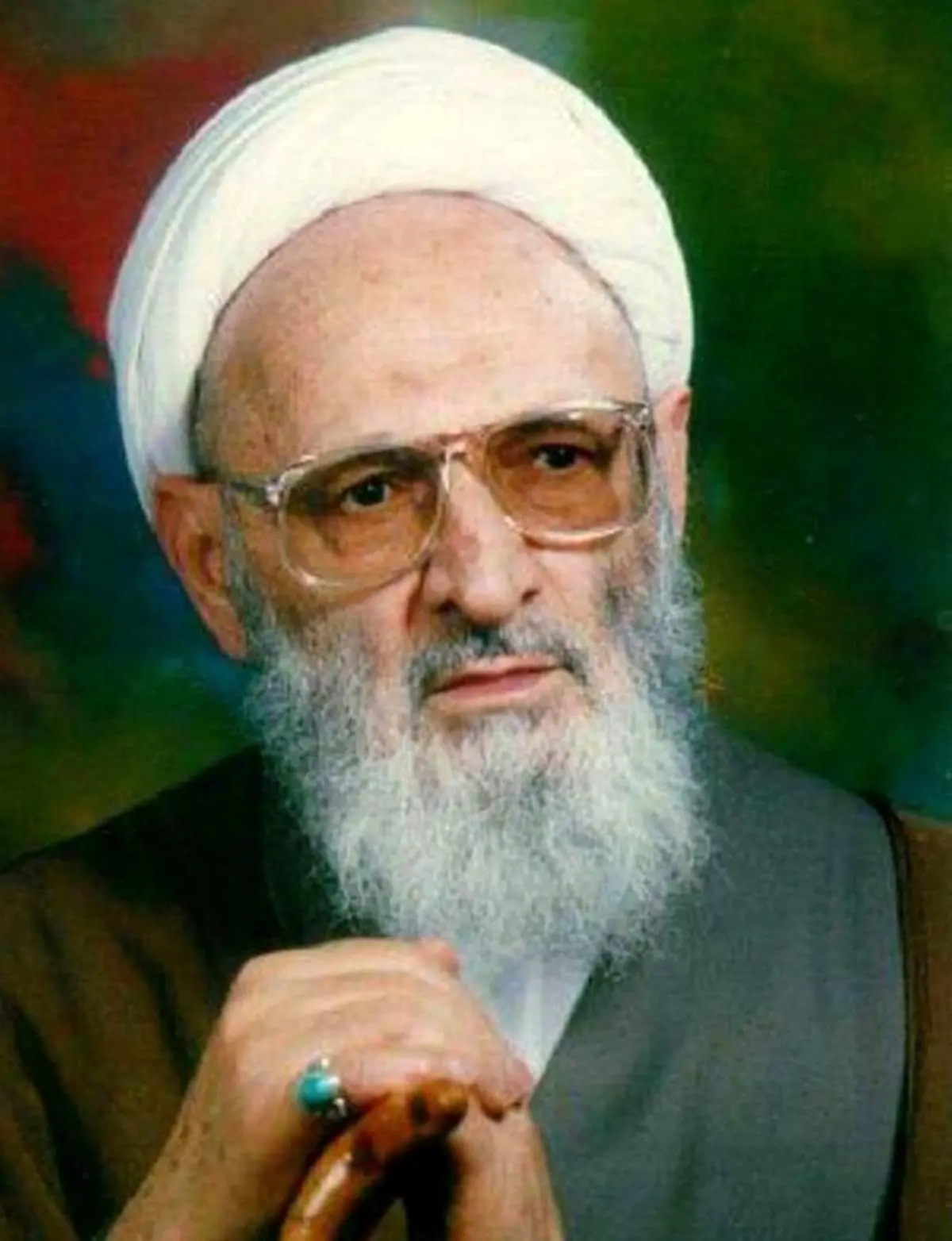 رهبر انقلاب بر پیکر پاک علامه "حسن‌زاده آملی" نماز می‌خواند