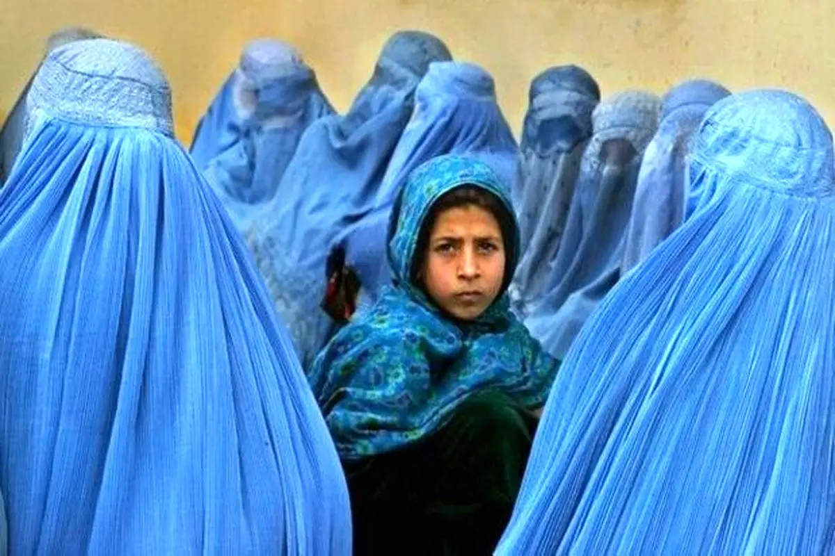 طالبان استفاده از گوشی‌ دوربین‌دار را برای زنان ممنوع کرد + عکس