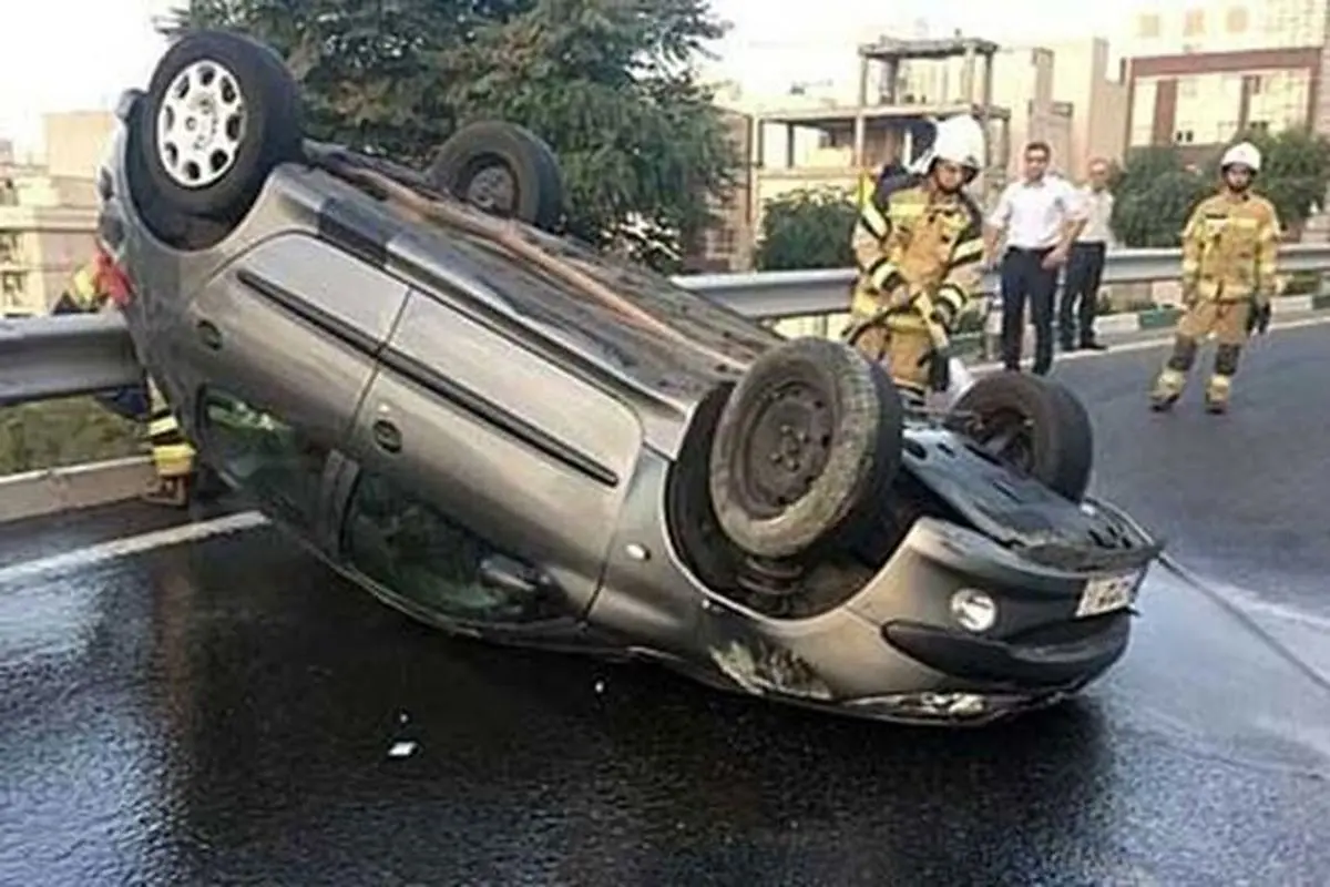 واژگونی تلخ خودروی ۲۰۶ در بزرگراه شهید حقانی + فیلم