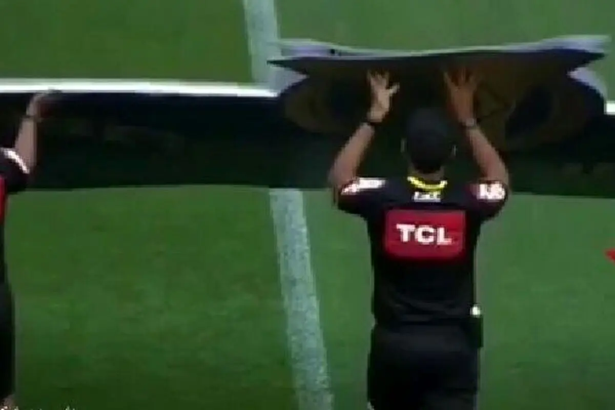 لحظه سقوط تابلوی تبلیغاتی روی سر داوران مسابقه در لیگ برزیل! + فیلم