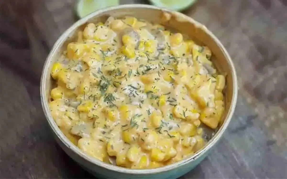 طرز تهیه ذرت بخارپز با سس پنیر؛ طعمی متفاوت از یک خوراکی خاطره‌انگیز