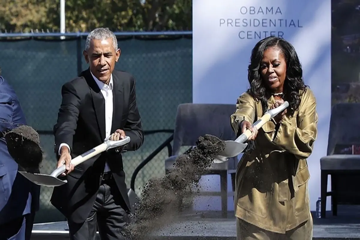 باراک اوباما و میشل در حال بیل زدن+ عکس