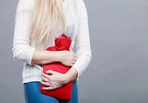 چرا در دوره قاعدگی احساس سرما میکنیم؟ راهکار چیست؟