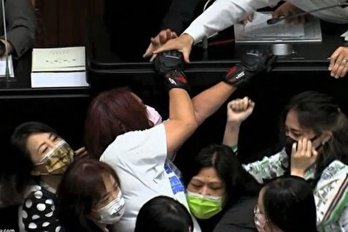 درگیری نمایندگان زن در پارلمان تایوان+ فیلم