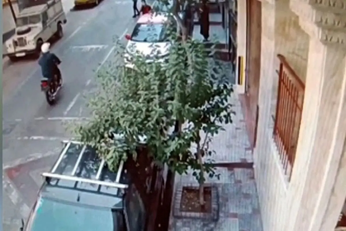 لحظه وحشتناک حمله ۳ مرد به یک دختر تهرانی در روز روشن+ فیلم