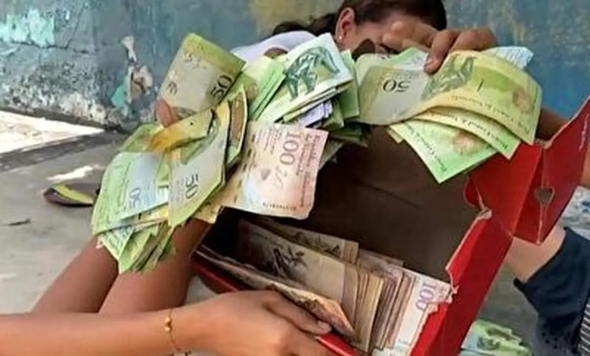 کاربرد عجیب اسکناس در ونزوئلا همه را شگفت زده کرد!+ فیلم