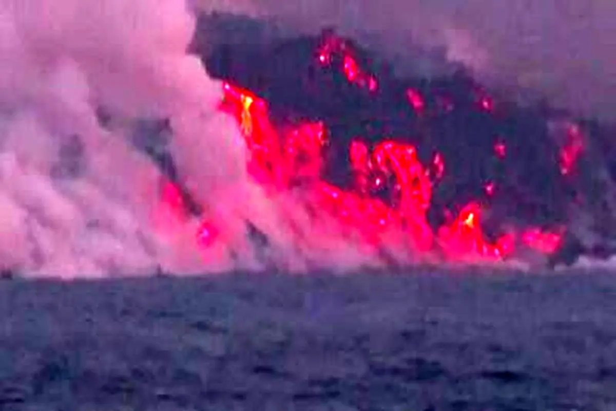 لحظه ورود گدازه‌های آتشفشانی به اقیانوس + فیلم