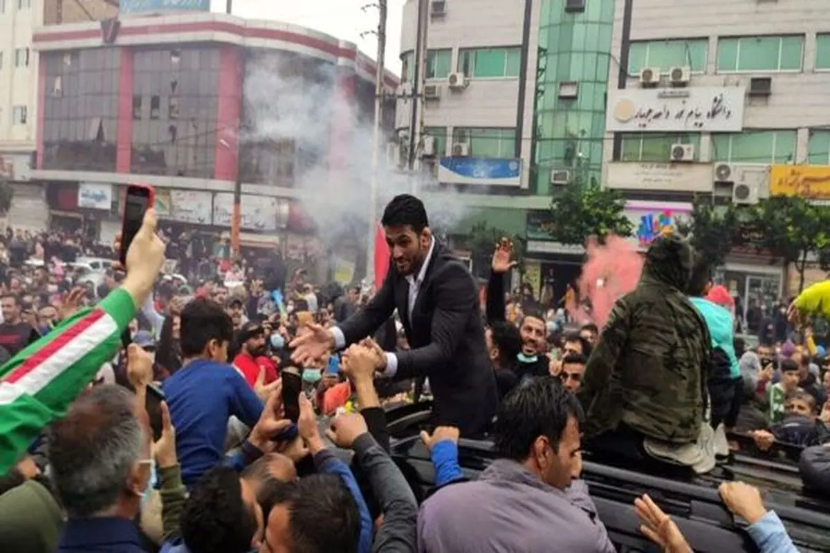 تصاویر استقبال بینظیر از حسن یزدانی در زیر مه و باران