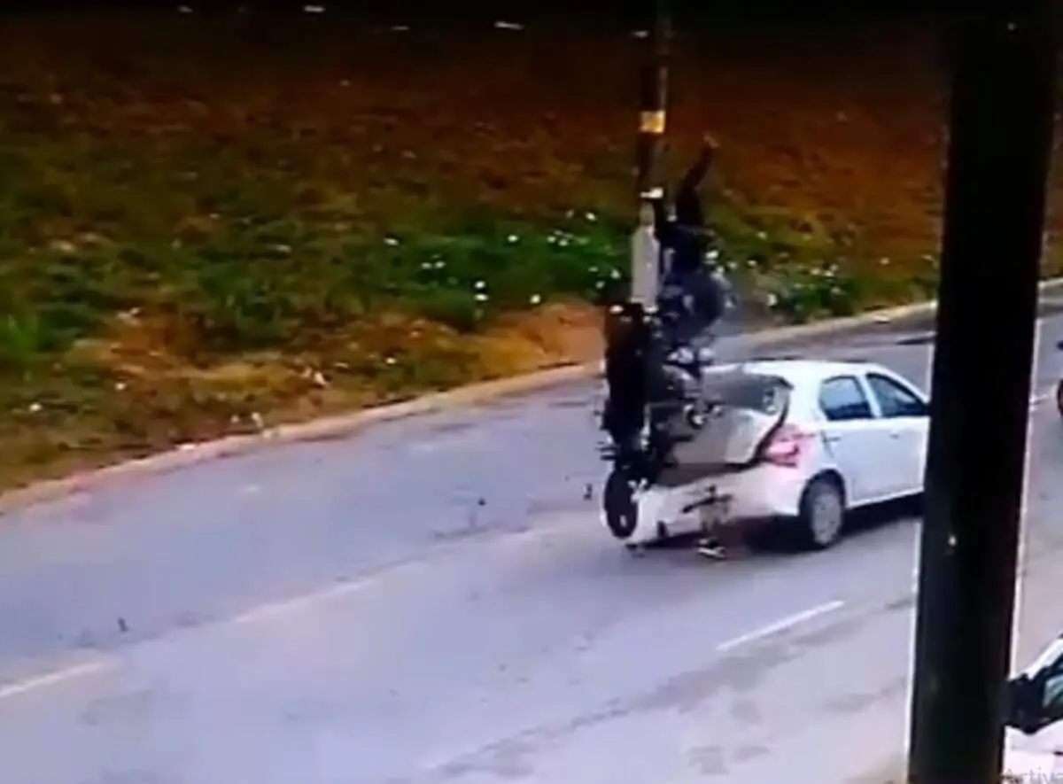 پرواز وحشتناک موتور سوار بعد از تصادف! + فیلم