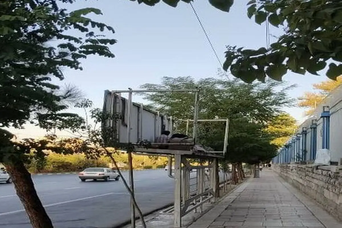 عکس تکاندهنده از سکونت یک خانوده روی سقف ایستگاه اتوبوس!
